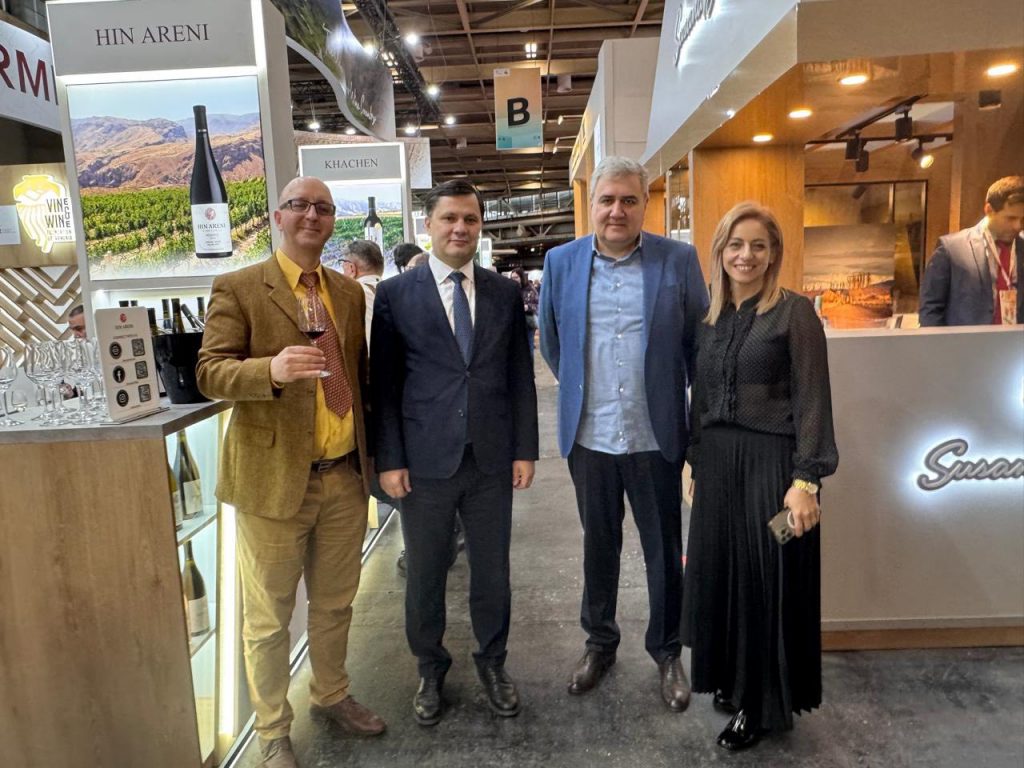 ՓԱՐԻԶ – ՀՀ դեսպանը այցելած է «Wine Paris 2026»-ի հայկական տաղաւարը 5 631155910 940826991800821 2425391675637781273 n