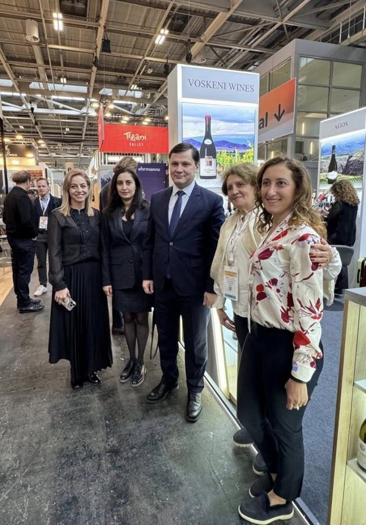 ՓԱՐԻԶ – ՀՀ դեսպանը այցելած է «Wine Paris 2026»-ի հայկական տաղաւարը 2 631671985 940826971800823 6138414826882735626 n