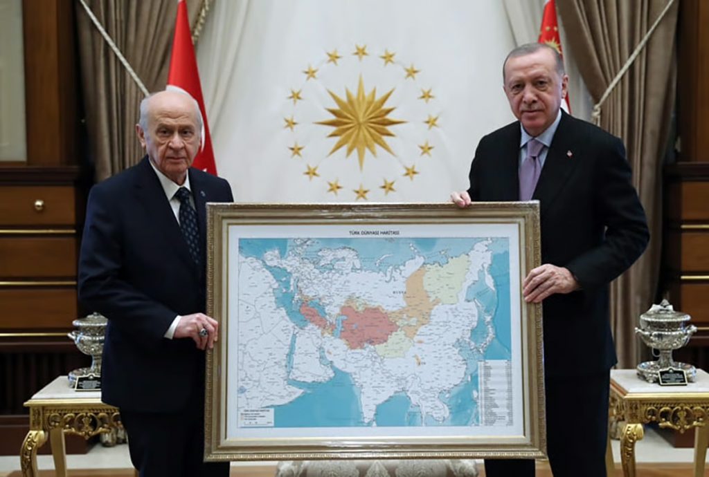 Des relations Ankara-Moscou-Bakou, 2 Bahceli et Erdogan presentant la carte du monde turc