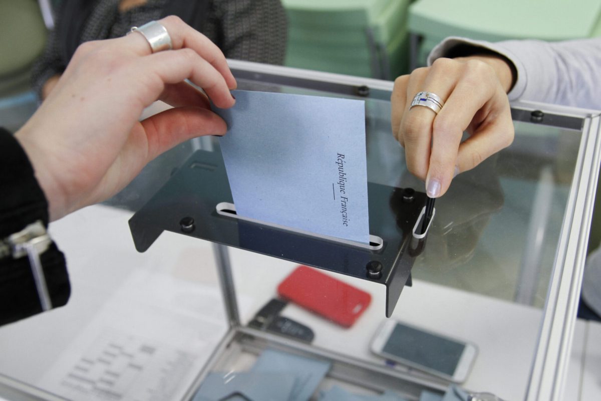 ELECTIONS, BUREAU DE VOTE, URNE