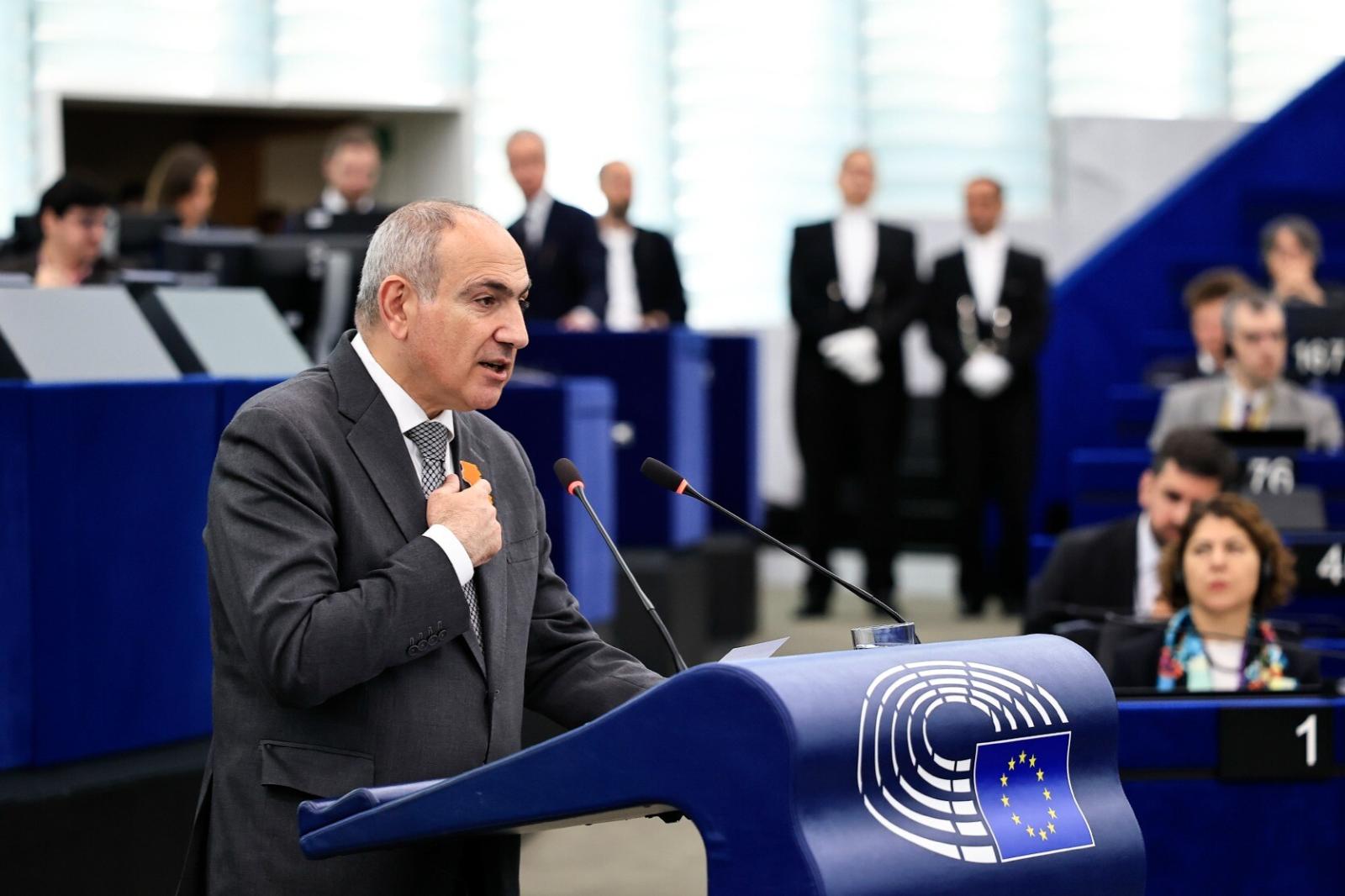 Discours historique au Parlement européen : Pachinian évoque la paix avec l'Azerbaïdjan, de nouvelles voies de transit et l'adhésion à l'UE 4 Եւրոպական խորհրդարան Փաշ 2