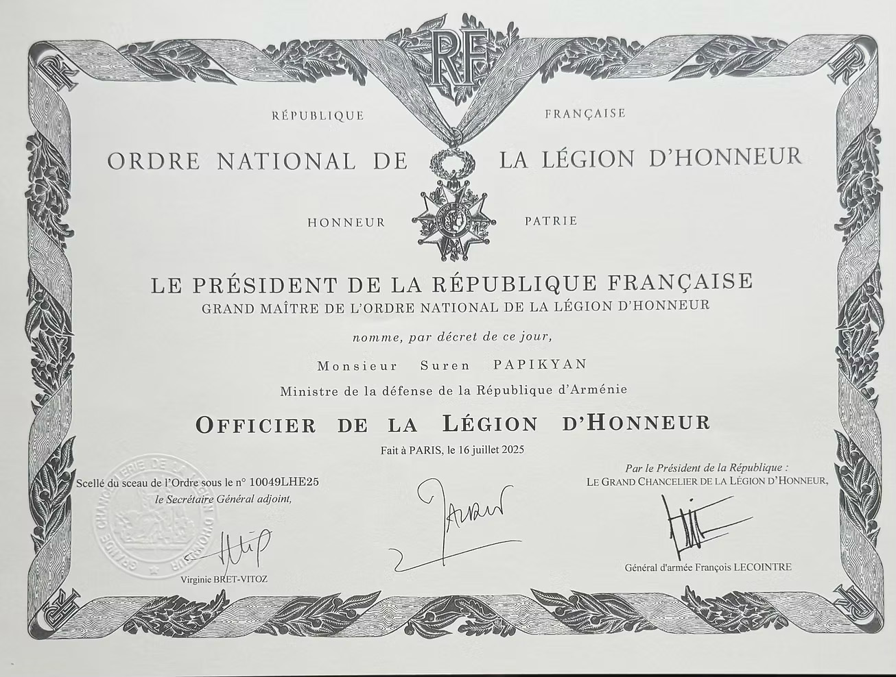 La Légion d'honneur française décernée à Suren Papikyan 2 Պապիկեան 2