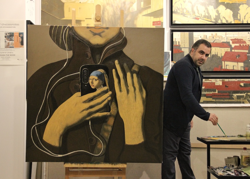 Arthur Hovhannisyan dans son atelier pres de La Jeune Fille aux ecouteurs blancs 2025 huile sur toile 130x130 cm collection de lartiste. copie