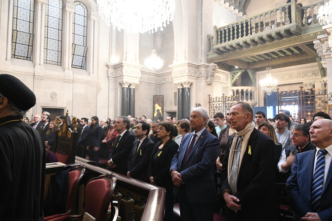 Messe de commémoration à la cathédrale Saint-Jean-Baptiste de Paris 3 Եկեղեցի 1