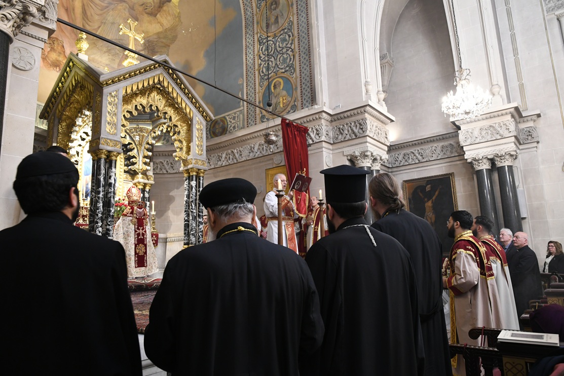 Messe de commémoration à la cathédrale Saint-Jean-Baptiste de Paris 2 Եկեղեցի 2