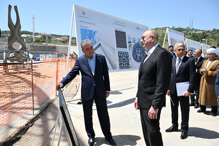 Azərbaycan Prezidenti və Turkmənistan Xalq Məsləhətinin sədri Yeni Susa məscidində tikinti islərinin gedisi ilə tanis olublar 3