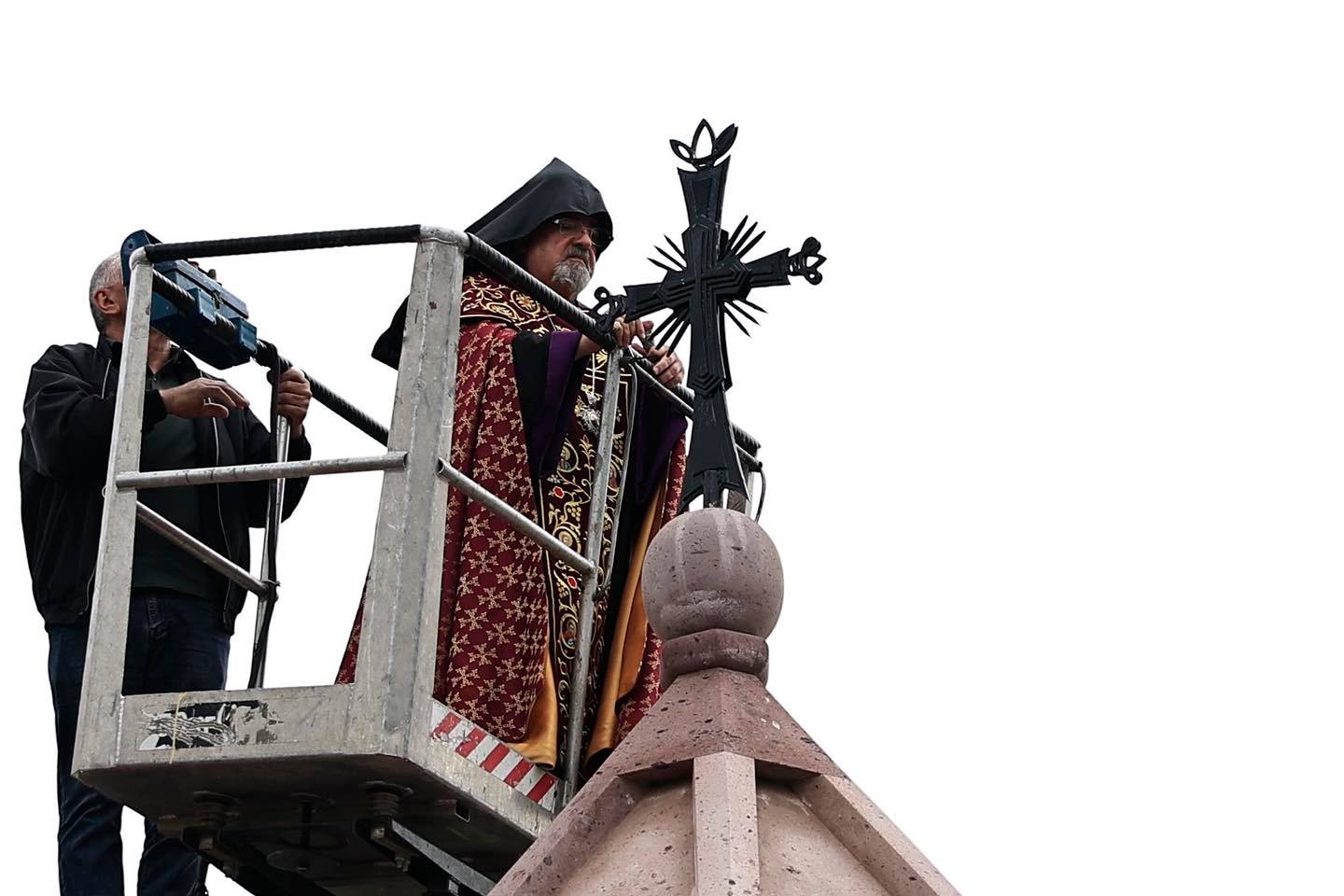 Consecration de la croix du campanile