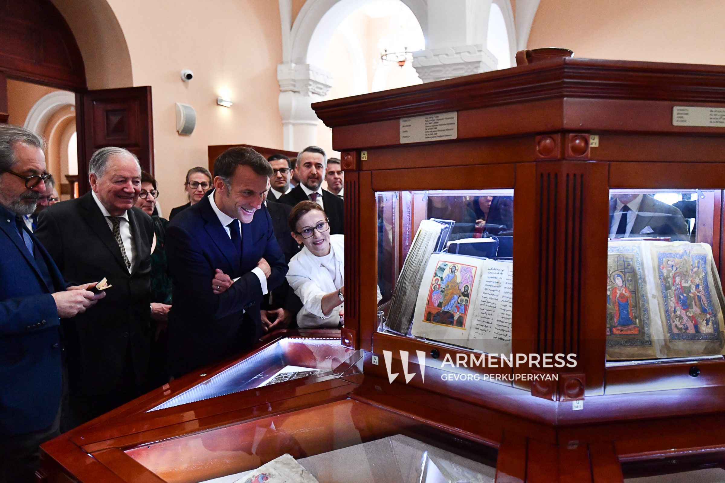 Emmanuel Macron a visité le Matenadaran 2 eF0oKb96qZBdWmeXUa5YEJNF9lysSwgevtTLNePP