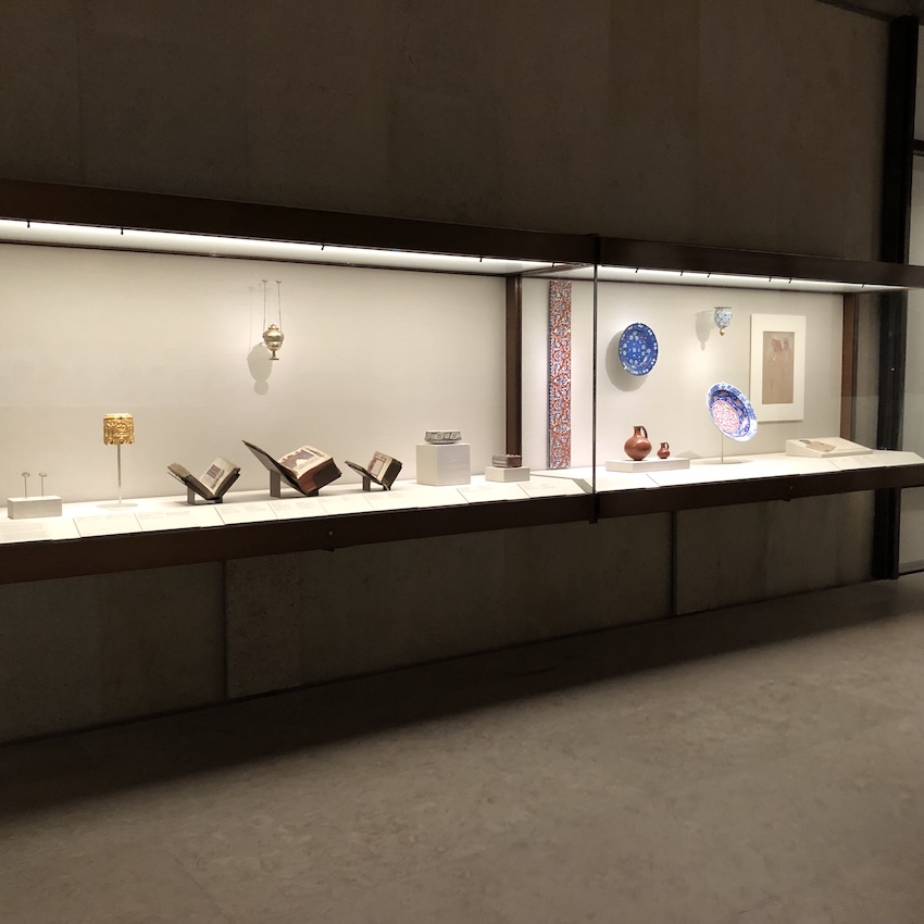 LISBONNE - Seul comparable à soi : 2 02 vitrine avec les objets armeniens photo C. Matossian copie
