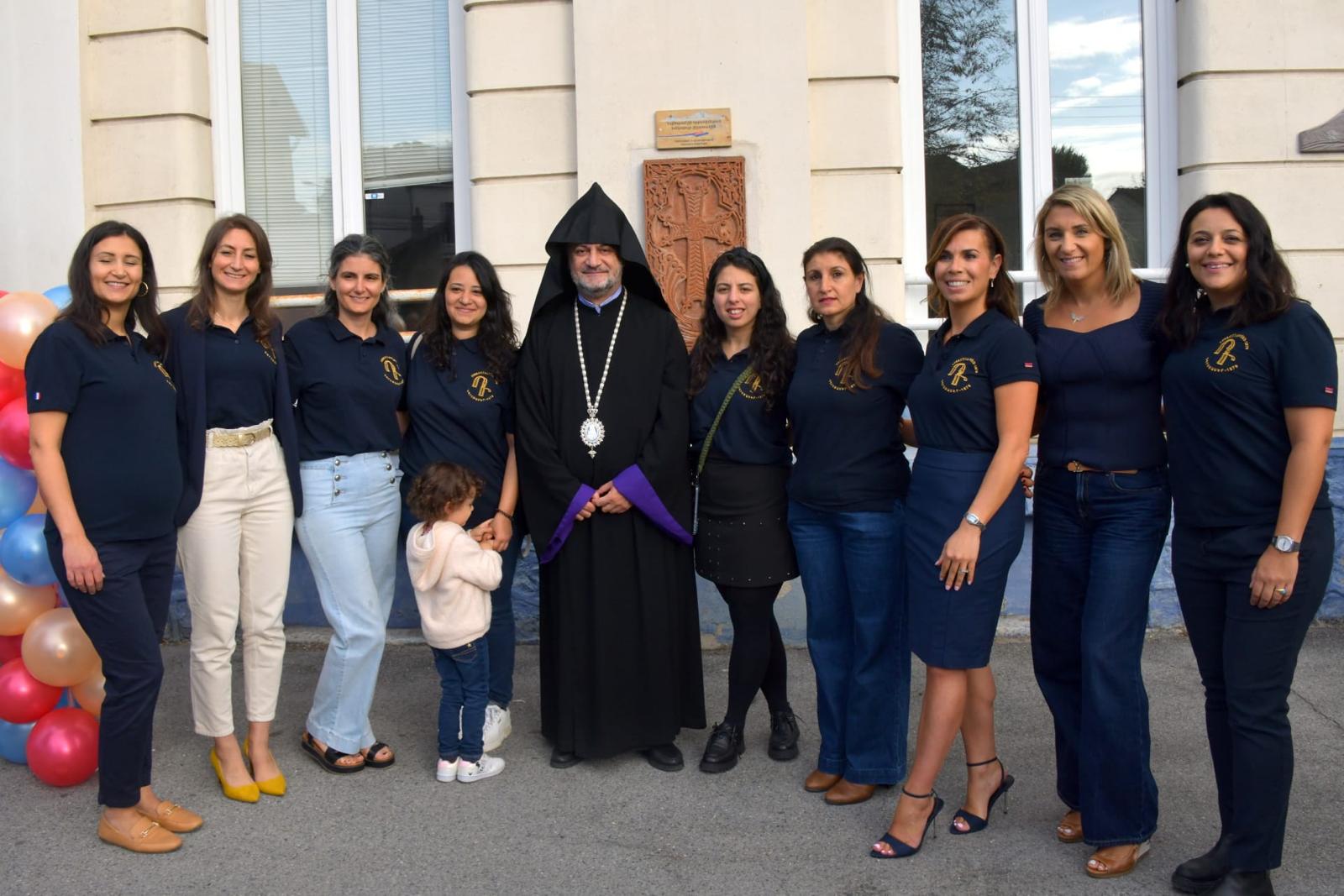 Une rentrée 2026-2027 placée sous le signe de la transmission et de l’engagement à l’École Tebrotzassère 3 La nouvelle equipe du Comite des Dames avec Mgr Khachatryan