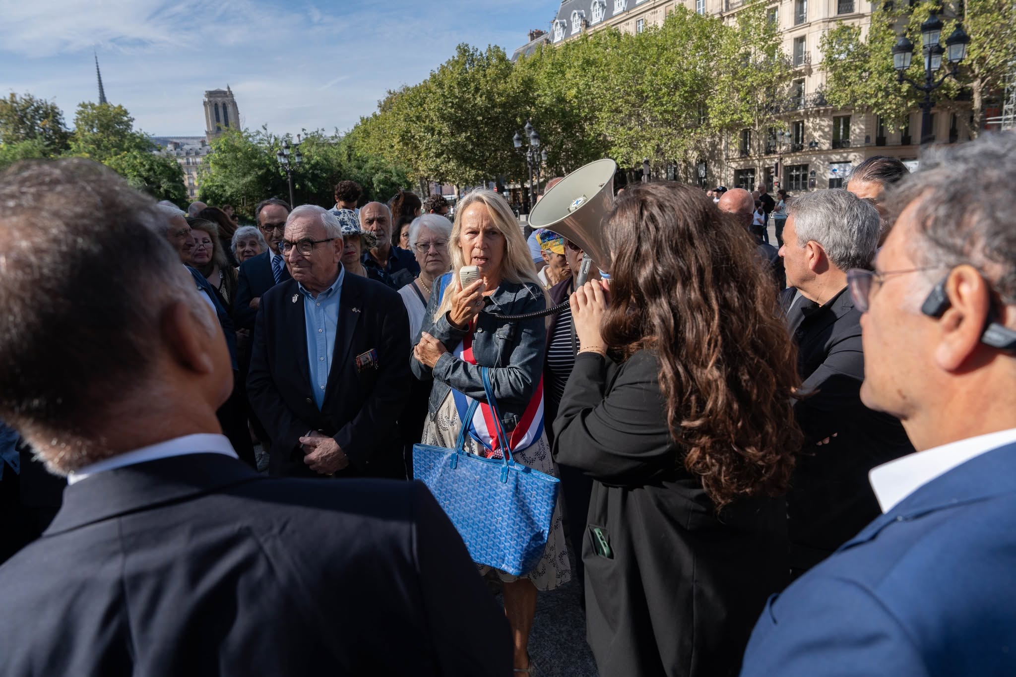 Sous le diktat et les menaces de Bakou, la Mairie de Paris se retire de l’exposition 3 Փարիզ 3