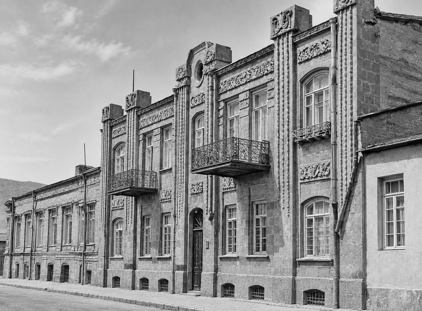 Un élément délaissé du patrimoine de la ville d’Etchmiadzine 6 Limmeuble Afrikian