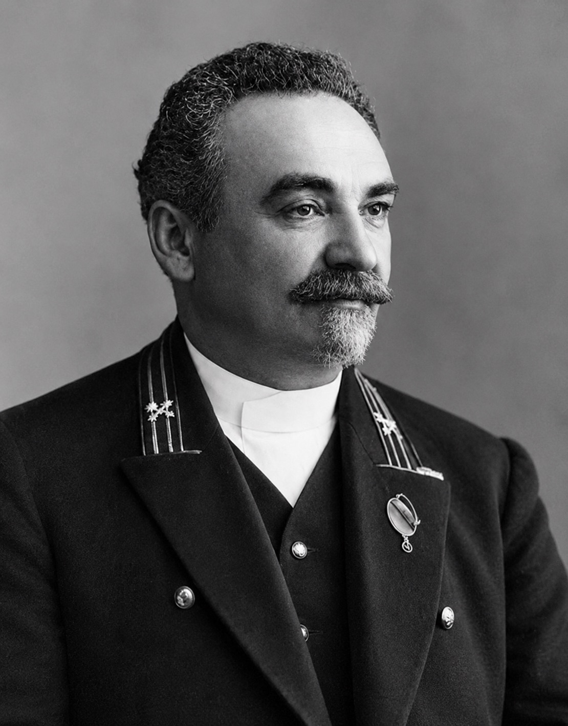 Un élément délaissé du patrimoine de la ville d’Etchmiadzine 2 Portrait vintage en uniforme decore