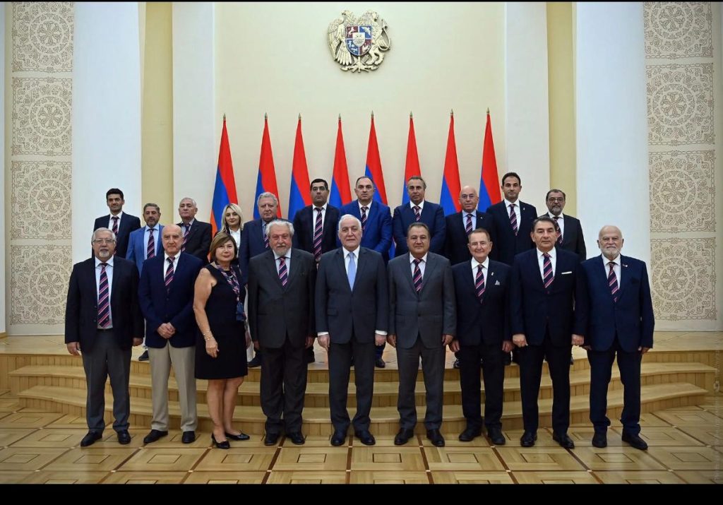 Համահայկական խաղերու համաշխարհային կոմիտէի Գործադիր մարմինը ՀՀ նախագահ Վահագն Խաչատուրեանի հետ