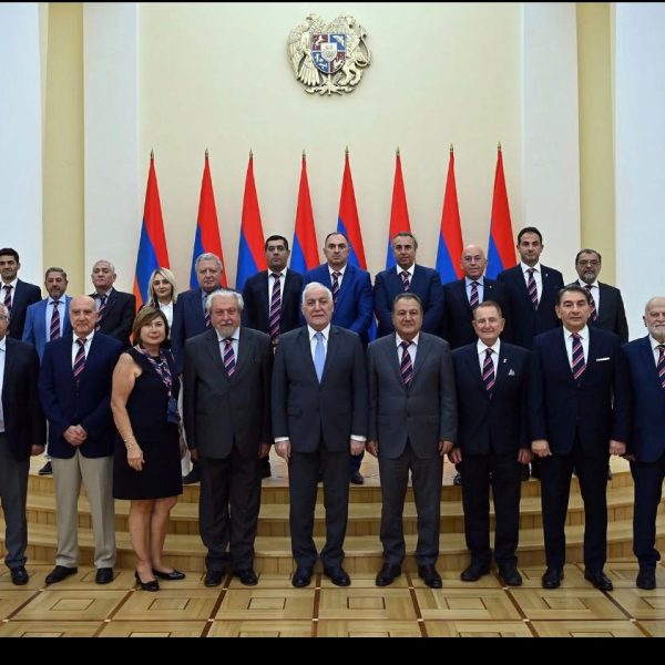 Համահայկական խաղերու համաշխարհային կոմիտէի Գործադիր մարմինը ՀՀ նախագահ Վահագն Խաչատուրեանի հետ